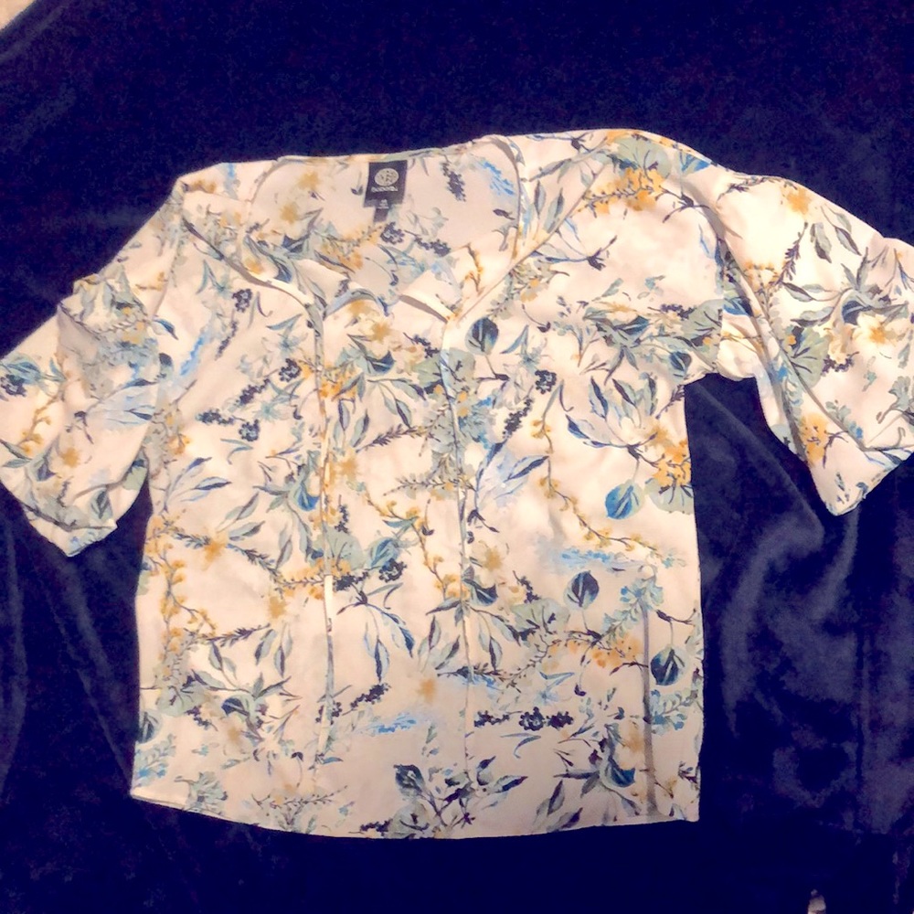 Bobeau top with puffy sleeves